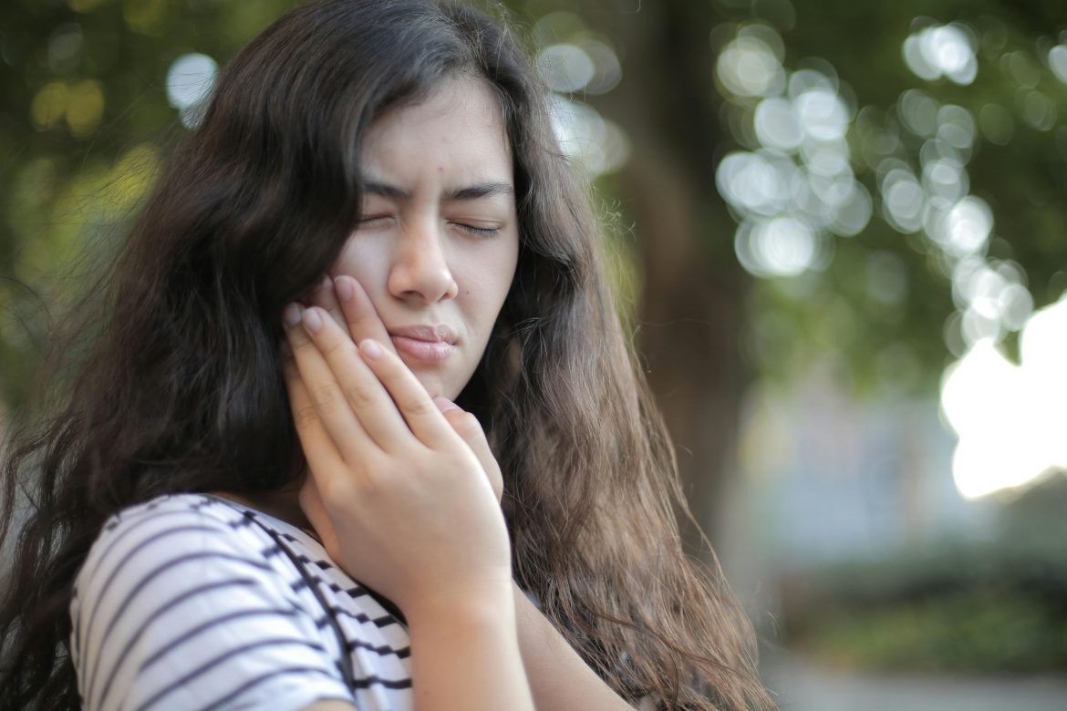 why does my tooth hurt when i bite down