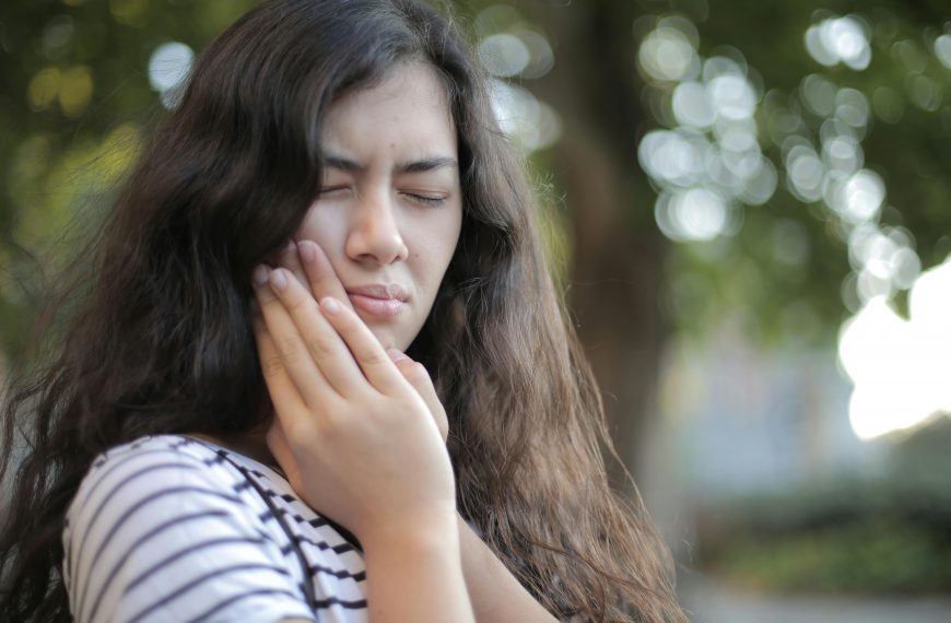 why does my tooth hurt when i bite down
